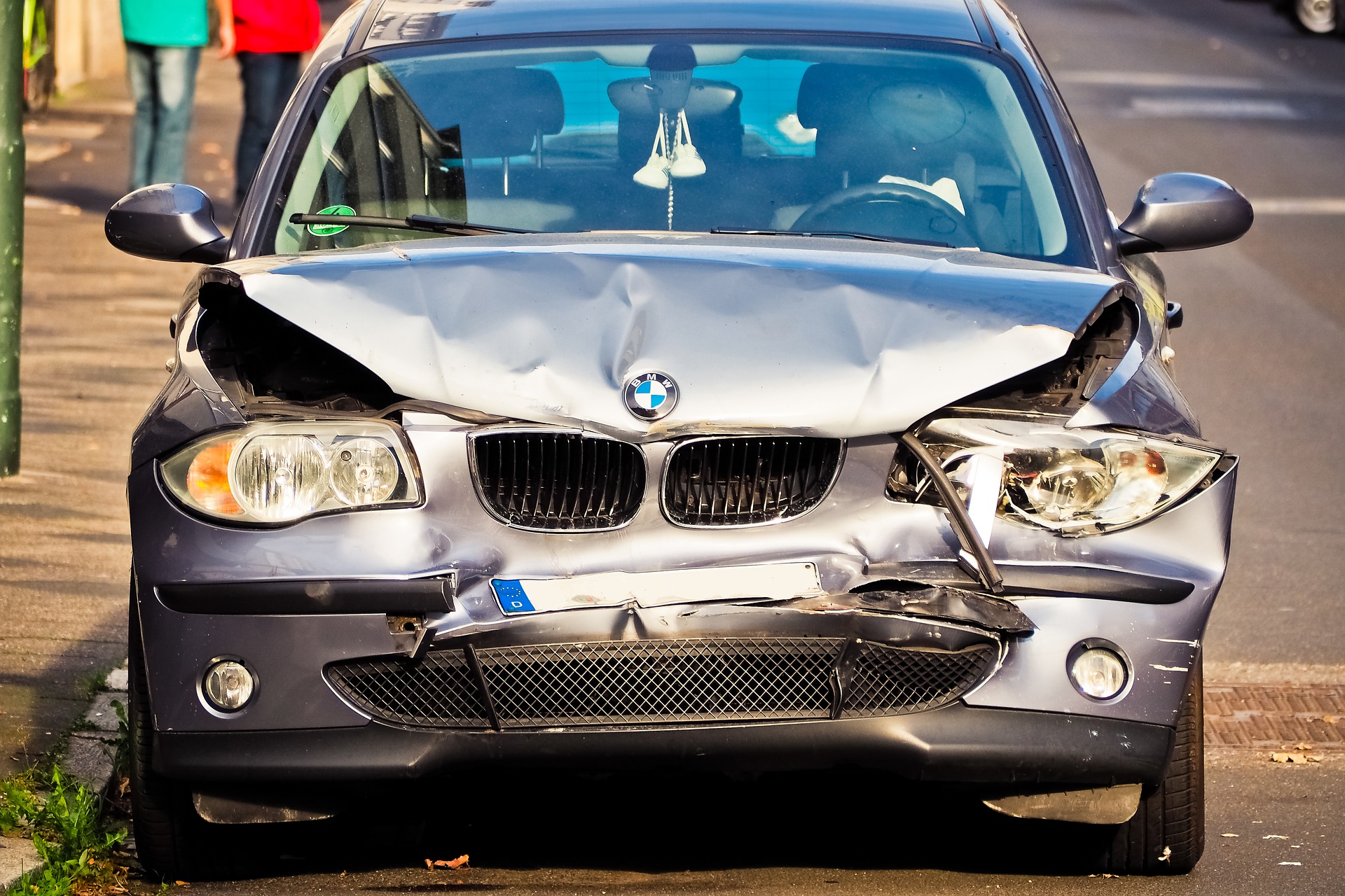 Zerbeultes Auto am Straßenrand